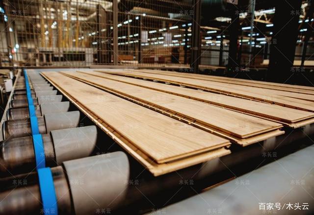 成立于2010年ufastroysnab公司仍保持每月约4000立方米的木材销售业务